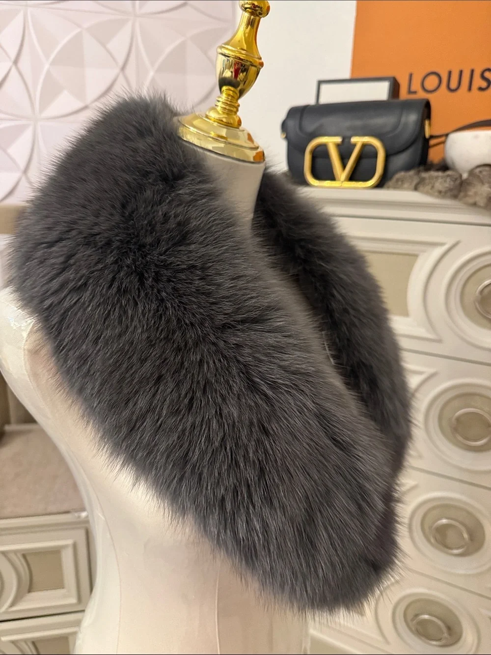 Saga fox fur collar